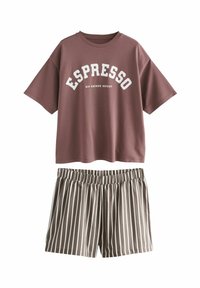 Pametan komplet od pamučne tkanine koji se sastoji od oversized majice boje maruna s bijelim natpisom "ESPRESSO" i prugastih smeškastih šortseva s elastičnom trakom.