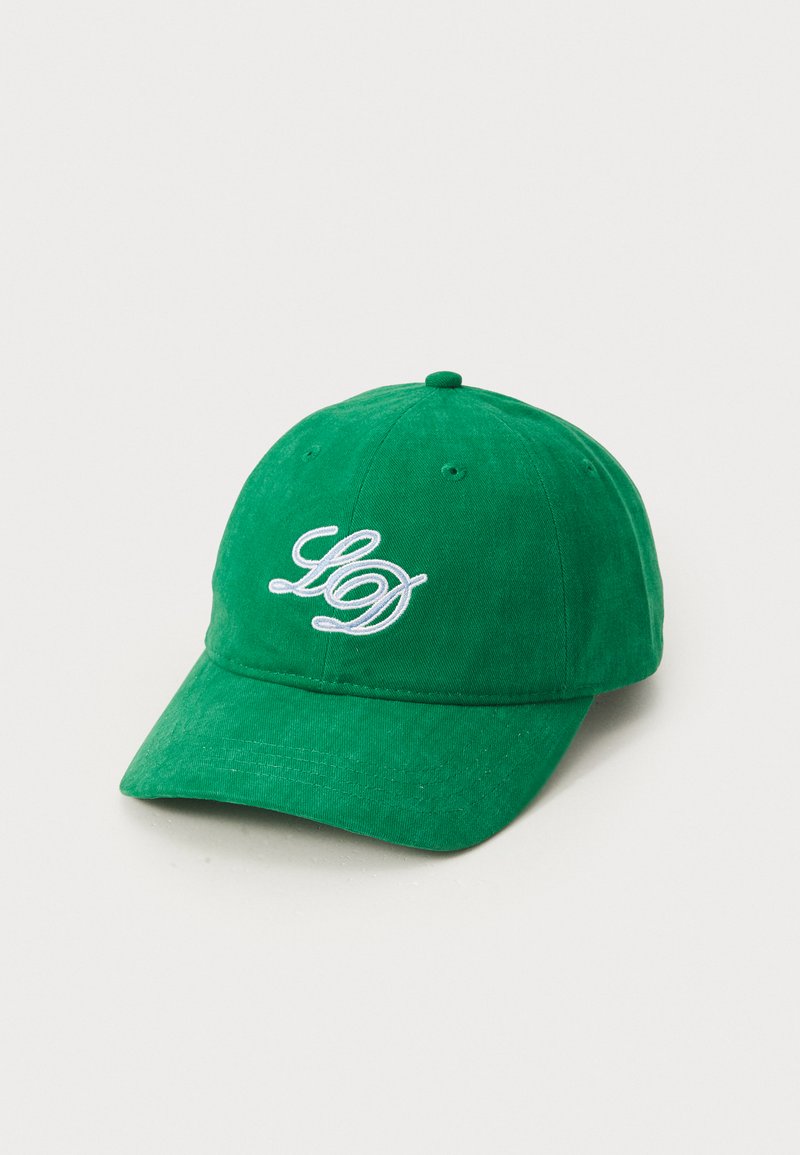 Zöld pamut baseballsapka ívelt karimával, elől fehér hímzett felirattal és a tetején szellőző lyukakkal.