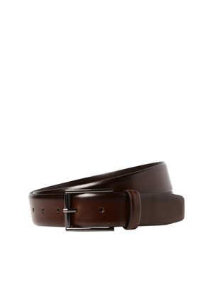 Dunkelbrauner Ledergürtel mit einer silbernen rechteckigen Schnalle, flach auf einem weißen Hintergrund aufgewickelt.