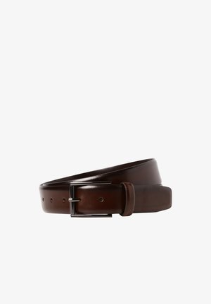 Ceinture en cuir marron foncé avec une boucle rectangulaire argentée, enroulée à plat sur un fond blanc.