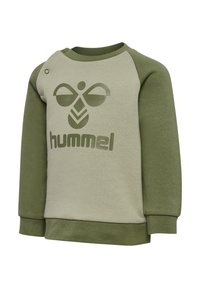 Jasnoszara bluza z oliwkowymi rękawami i mankietami. Posiada wyraźny, nadrukowany logo "hummel" oraz elementy designerskie na przodzie.