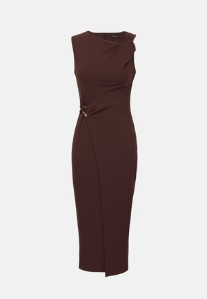 Αμάνικο μεσαίου μήκους φόρεμα σε σκουρό καφέ χρώμα με ασύμμετρο λαιμόκοψη, πτυχώσεις στον ώμο και χρυσή αγκράφα στο πλάι.