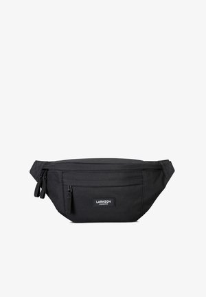 Schwarze Stoff-Gürteltasche in rechteckiger Form, ausgestattet mit zwei Reißverschlusstaschen und einem LARKSON-Label auf der Vorderseite. Verstellbare Riemen.