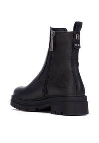 Stivale alla caviglia in pelle nera con suola spessa, cerniera laterale e linguetta. Caratterizzato da un design minimalista e una finitura testurizzata.