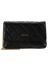 Černá prošívaná crossbody taška z umělé kůže se zlatým řetízkovým popruhem. Obsahuje magnetické zapínání na klopě a vyražené logo na přední straně.