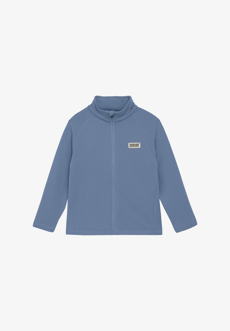 Ljusblå zip-up jacka i texturerat tyg. Har en uppbruten krage och en liten broderad logotyp framtill. Långa ärmar.