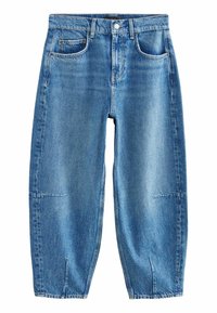 Jean en denim bleu clair avec une coupe décontractée, comportant cinq poches, un léger délavage et des détails de couture sur les coutures et les ourlets.