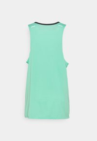 Débardeur de sport sans manches en turquoise clair avec bordure noire autour du col, vu de dos sur fond blanc.