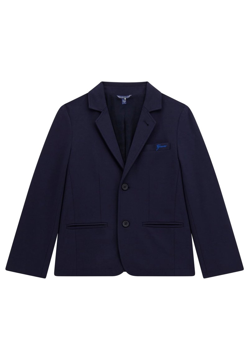Marinblå blazer i mjukt tyg, med tvåknappsstängning, fickklaffar och två framfickor. Inkluderar en liten logotyp på bröstet.