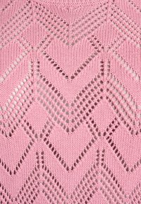 Rozā adīta auduma ģeometrisks raksts ar virzienveida joslām un caurumiem. Tekstūra ir maiga ar vieglu, gaisīgu izskatu.