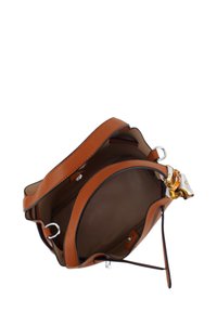 Leren handtas in tan kleur met een gestructureerd oppervlak, donkere afwerking, dubbele handvatten aan de bovenkant en een zijden sjaal als accent op de hardware. Open ontwerp onthult het interieur.