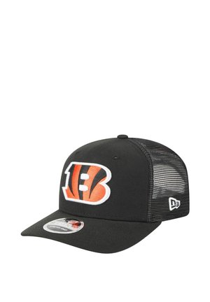 Schwarze Kappe mit Netzrücken, ausgestattet mit einem gestickten orange-weißen "B"-Logo mit Tigerstreifen auf der Vorderseite. Strukturierter Entwurf mit einem geschwungenen Schild.