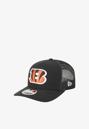 Schwarze Kappe mit Netzrücken, ausgestattet mit einem gestickten orange-weißen "B"-Logo mit Tigerstreifen auf der Vorderseite. Strukturierter Entwurf mit einem geschwungenen Schild.