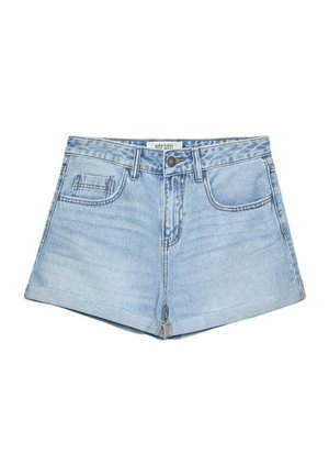 Hellblaue Denim-Shorts mit hoher Taille, umgeschlagenem Saum und vorderen Taschen. Abgenutzte Textur mit subtilen Ausbleichungen.