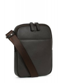 Borsa a tracolla in pelle marrone, caratterizzata da una superficie testurizzata, chiusura con zip, due linguette e una tracolla regolabile. Design rettangolare compatto.