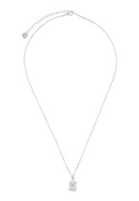 Collana in argento con ciondolo rettangolare al centro del quale si trova una pietra circondata da piccole gemme trasparenti. La catena presenta un gancio regolabile.
