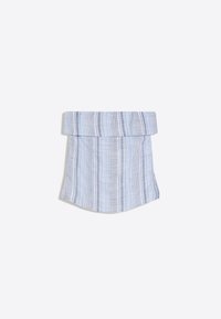 Top femme à rayures verticales bleu clair et blanc, épaules dénudées, avec un large col large plié, présenté à plat sur fond blanc.
