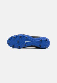 Scarpa sportiva nera con tomaia testurizzata e suola in gomma blu. Presenta dei tacchetti prominenti e un logo bianco vicino al tallone.