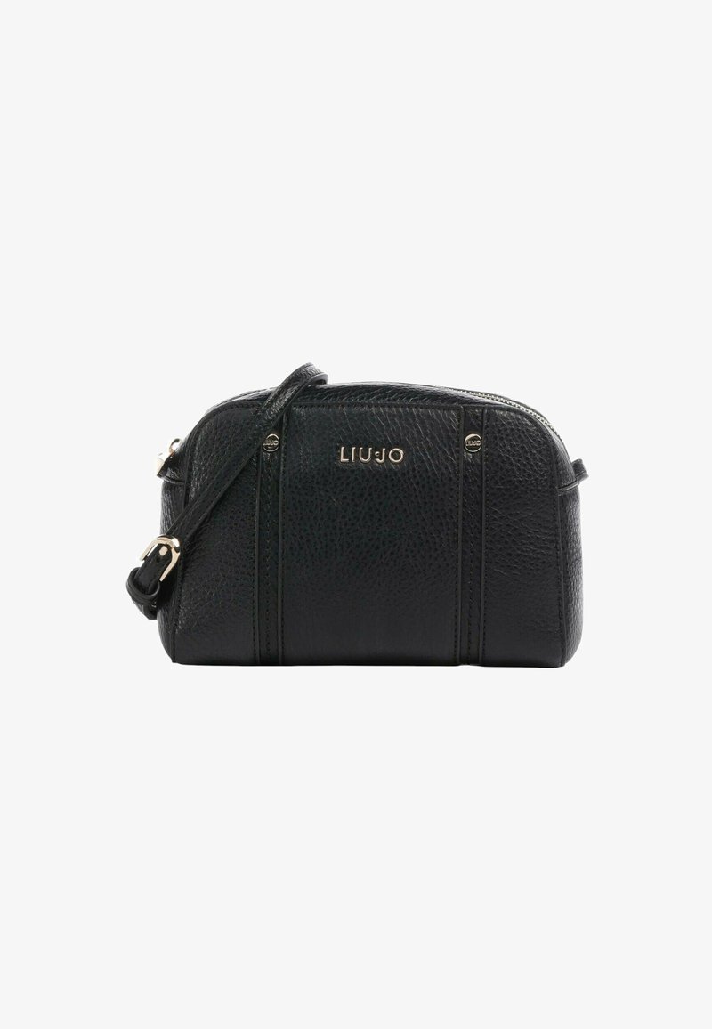 Czarna skórzana torba na ramię o fakturowanej powierzchni, z elementami w złotym odcieniu, logo oraz zamkiem błyskawicznym. Zaokrąglony kształt i regulowany pasek.