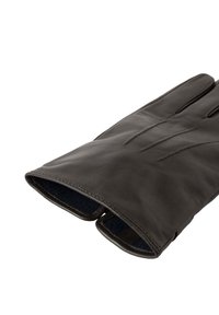 Guantes de cuero negro con una textura suave, que presentan un diseño ajustado, dos aberturas para los dedos y detalles cosidos en la parte posterior.