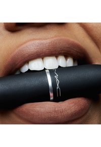 MAC POWDER KISS LIPSTICK - Leppestift - impulsive