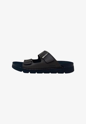Sandalo nero tipo slide con due cinturini regolabili con fibbia e suola spessa, progettato per un uso casual.
