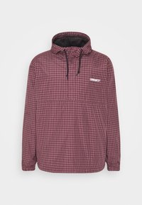 Rood en zwart geruite pulloverjack, voorzien van een halve ritssluiting, een verstelbare trekkoord capuchon en een geborduurd logo op de borst.