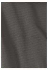 Tissu gris avec une surface lisse et texturée présentant un fin nervurage subtil, drapé en plis lâches. Aucun motif ni accent visible.