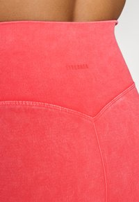 Stronger WASHED SEAMLESS SHORTS - Leggings - hot summer red