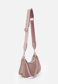 Rosa axelväska med nättextur, böjd form, läderdetaljer och guldfärgad hårdvara. Justerbar rem ingår.