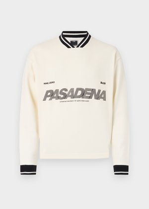 Hvid sweatshirt med sorte detaljer, der har en ribbet krave og manchetter. Foran står "PASADENA" i fed, stiliseret tekst.