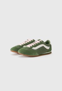 Grønne semskede sneakers med lyserøde snørebånd og hvide detaljer. Har en lav profil, rund tå og gummisål til godt greb.
