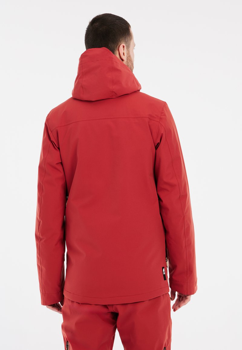 Rote wasserdichte Jacke mit Kapuze, ausgestattet mit einer glatten Textur, Nahtdetails und einem Logotag an der Seite. Rückansicht dargestellt.