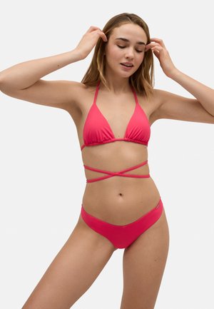 Conjunto de bikini rosa que presenta un top triangular con tirantes entrecruzados y una parte inferior a juego. Tela suave con acentos mínimos y un diseño ajustado.