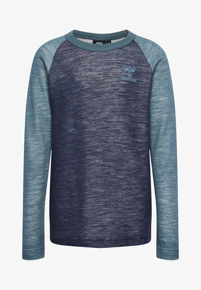 Langärmliges Shirt mit einem dunklen Marineblau-Korpus und hellblauen Raglanärmeln, gefertigt aus weichem Textilgewebe und mit einem dezenten Logo auf der Brust.