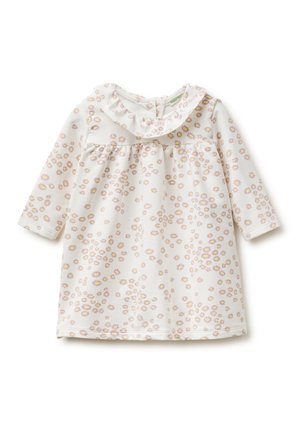 Vestito bianco a maniche lunghe per bambino piccolo con piccolo motivo di margherite rosa e gialle e colletto arricciato, mostrato su sfondo bianco.