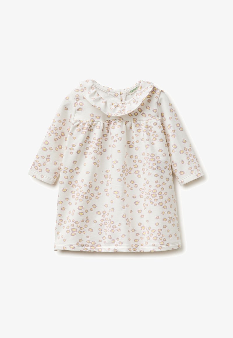 Vestito bianco a maniche lunghe per bambino piccolo con piccolo motivo di margherite rosa e gialle e colletto arricciato, mostrato su sfondo bianco.
