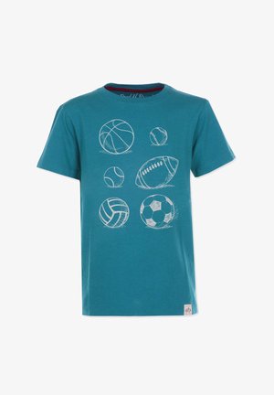 Teal bomulds T-shirt med hvide illustrationer af forskellige sportsbolde: basketball, fodbold, tennis, volleyball og soccer. Korte ærmer.