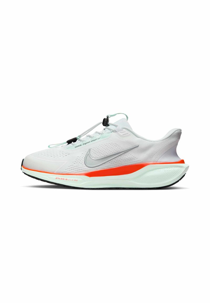 Witte sportschoen met een gestructureerde bovenkant, voorzien van een zilveren swoosh en een oranje accent op de tussenzool. Inclusief een trekriem en elastische veters.