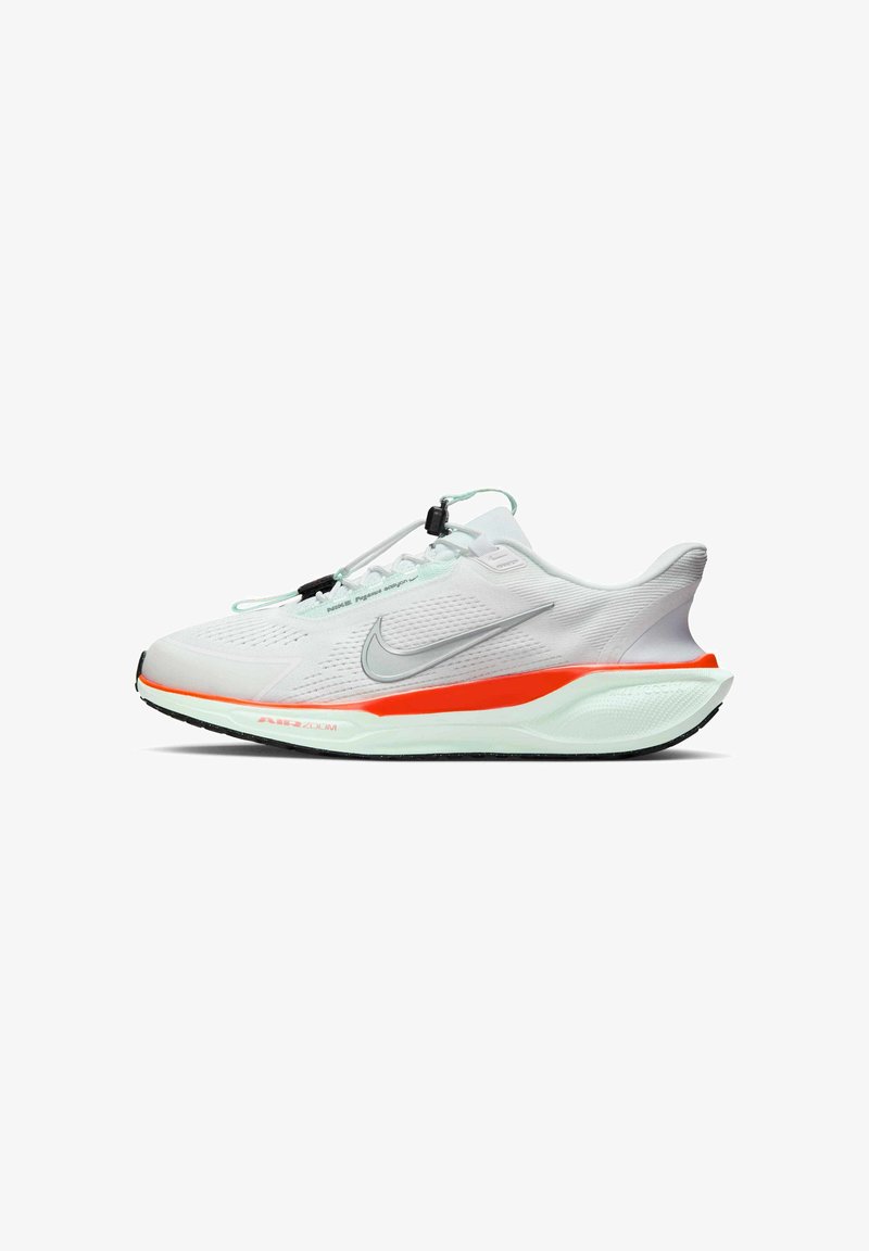 Biała sportowa sneaker z teksturowaną cholewką, wyposażona w srebrny znak Swoosh i pomarańczowy akcent na śródpodeszwie. Zawiera pętelkę do zakupu i elastyczne sznurowadła.