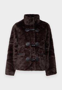 Brązowa kurtka z futerkiem z ekologicznego materiału, z wysokim kołnierzem, zapięciem na troczki i dwoma bocznymi kieszeniami. Charakteryzuje się miękką fakturą i eleganckimi czarnymi detalami.
