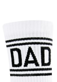 Biała bawełniana skarpetka z czarnym napisem "TATA" oraz dwiema poziomymi czarnymi paskami powyżej i poniżej tekstu dla dodatkowego efektu wizualnego.