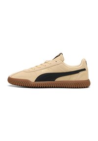 Puma tenisice s bež nubuk gornjim dijelom, crnom bočnom prugom i rebrastom smeđom gumenom potplatom. Imaju vezan dizajn i podstavljeni ovratnik.