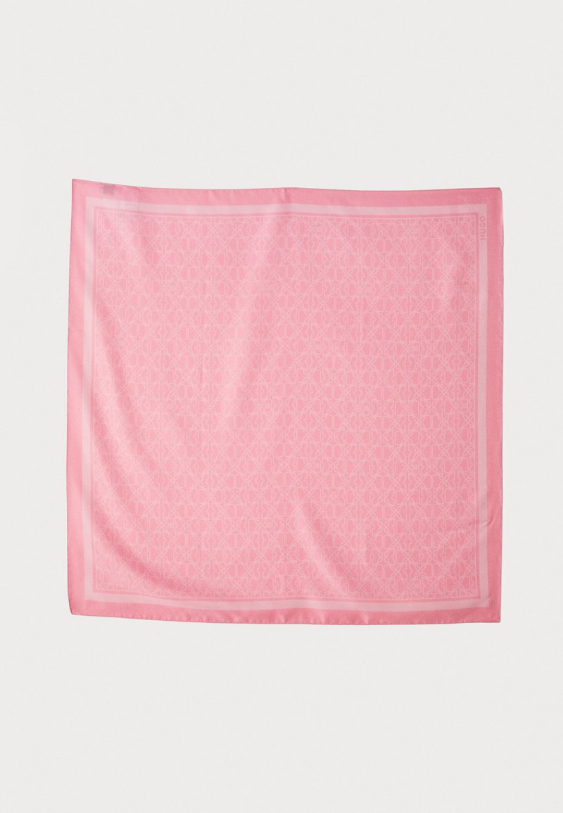 Silke tørklæde i lys pink med et subtilt præget mønster og en kontrasterende mørkere pink kant, som har en glat tekstur og et elegant design.