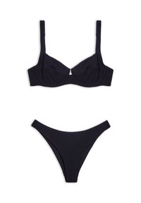Ensemble de bikini noir avec un haut à armatures structuré et un bas à couverture minimale. Fabriqué en tissu lisse, avec des bretelles réglables.