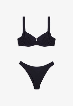 Ensemble de bikini noir avec un haut à armatures structuré et un bas à couverture minimale. Fabriqué en tissu lisse, avec des bretelles réglables.