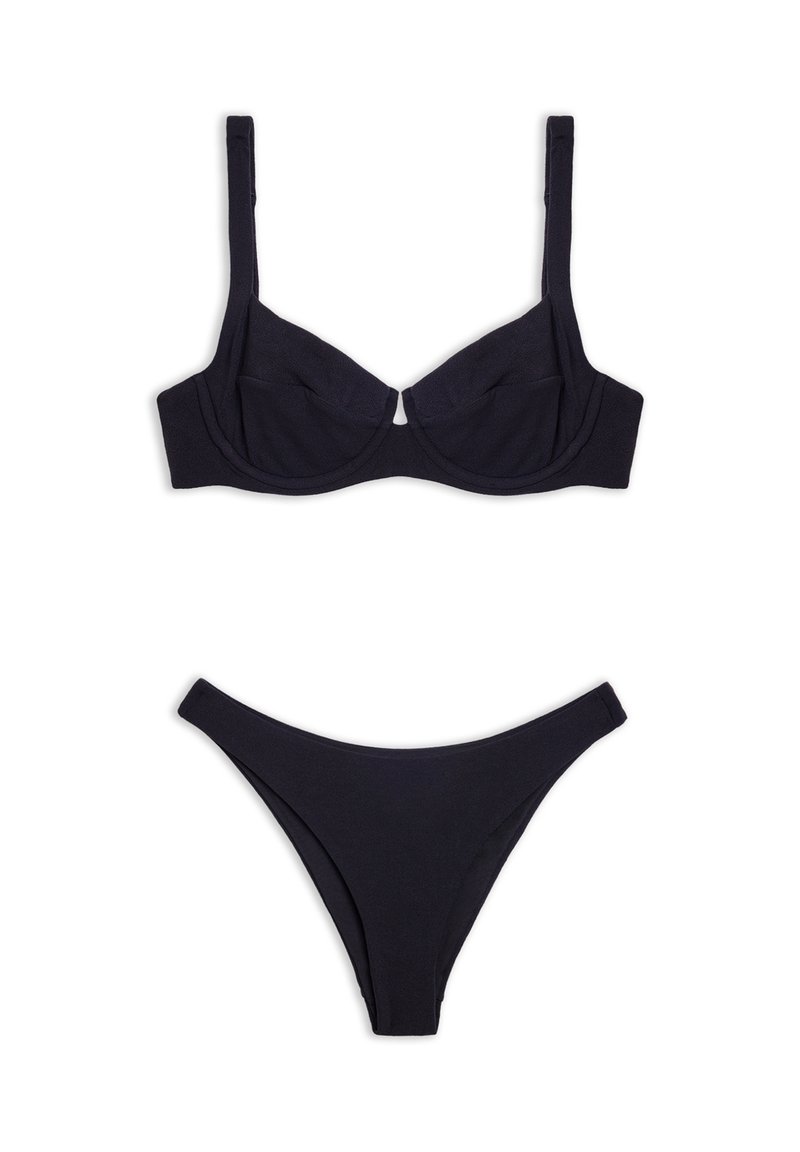Ensemble de bikini noir avec un haut à armatures structuré et un bas à couverture minimale. Fabriqué en tissu lisse, avec des bretelles réglables.