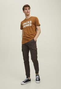 Jack & Jones Pantaloni cargo - marrone