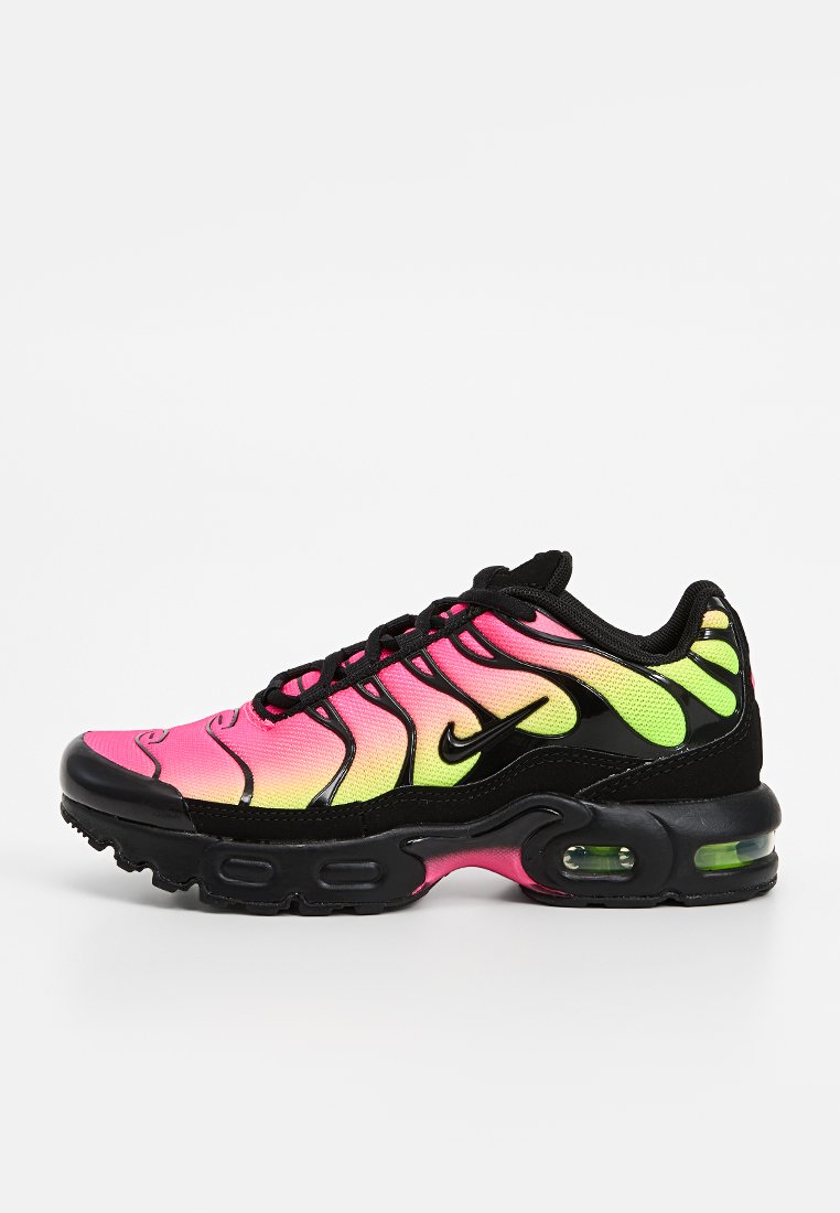 Zapatos Nike con base negra, con un degradado de rosa a verde amarillento en la parte superior, diseño texturizado y unidades de aire visibles.