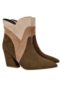 Botas de tobillo de ante marrón y topo con punta afilada y tacón ancho de bloque. Presentan un diseño en bloque de colores y detalles de costura.